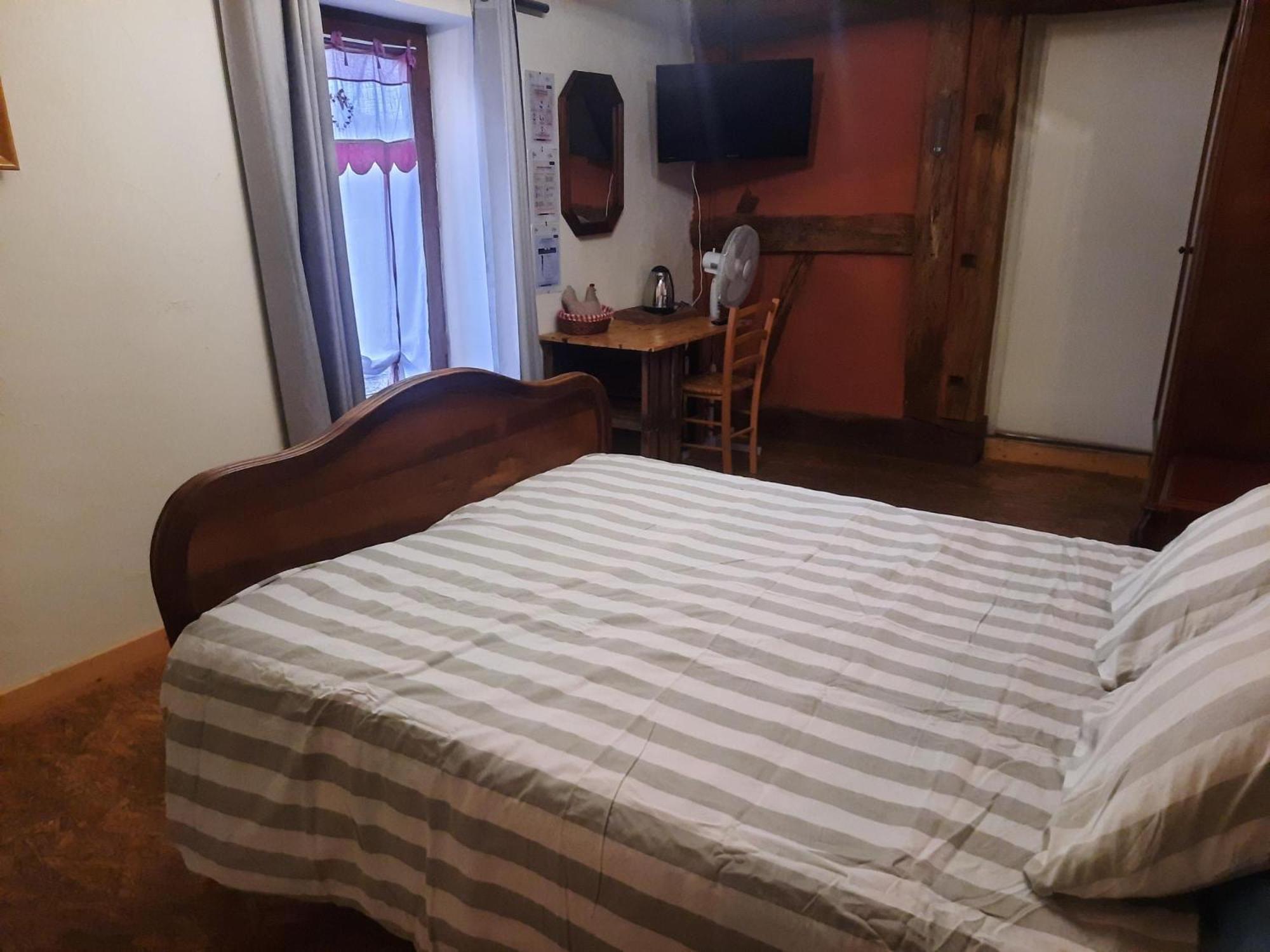 A La Poularde B&B Curciat-Dongalon Bilik gambar